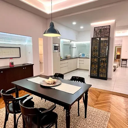 Luxury Flat Near To Parliament דירה *